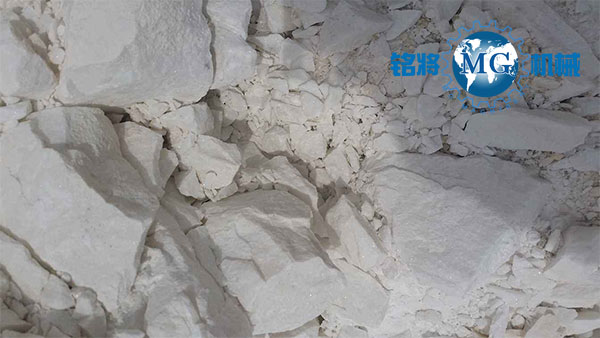 膩?zhàn)臃圩詈?jiǎn)單的配方，膩?zhàn)臃叟浞郊芭淞? /> 
</p>
　　<strong>1、普通內(nèi)墻膩?zhàn)臃叟浞?/strong><br />
　　膠粉2～2.2%、雙飛粉(或滑石粉)98%<br />
　　<strong>2、普通高硬內(nèi)墻膩?zhàn)臃叟浞?/strong><br />
　　膠粉1.8～2.2%、雙飛粉(或滑石粉)90～60%、熟石膏粉(建筑石膏、半水石膏)10～40%<br />
　　<strong>3、高硬耐水內(nèi)墻膩?zhàn)臃叟浞?/strong><br />
　　配方一：膠粉1～1.2%、雙飛粉70%、灰鈣粉30%<br />
　　配方二：膠粉0.8～1.2%、雙飛粉60%、灰鈣粉20%、白水泥20%<br />
　　<strong>4、普通石膏膩?zhàn)臃叟浞?/strong><br />
　　膩?zhàn)幽z粉(NSJF-22)　1～2%、熟石膏粉(建筑石膏、半水石膏)70%、滑石粉(或雙飛粉)30%、石膏緩凝劑1%<br />
　　<strong>5、水性木器膩?zhàn)臃叟浞?/strong><br />
　　水性木器膩?zhàn)幽z粉(NSJF-12)8～10%、雙飛粉(重鈣粉)60%、石膏粉24%、滑石粉6～8%<br />
　　<strong>6、高硬耐水洗防霉內(nèi)墻膩?zhàn)臃叟浞?/strong><br />
　　配方一：膠粉0.4～0.45%、雙飛粉70%、灰鈣粉30%<br />
　　配方二：膠粉0.4～0.45%、雙飛粉60%、灰鈣粉20%、白水泥20%<br />
　　<strong>7、彩色外墻膩?zhàn)臃叟浞?/strong><br />
　　NSJF-6彩色膩?zhàn)幽z粉1～1.5%、白水泥425#10%、精制灰鈣粉(氧化鈣≥70%)15%、耐思防裂添加劑2%、納基膨潤(rùn)土5%、石英沙(白度≥85%硅≥99%)15%、黃色彩玉粉52%、彩色膩?zhàn)幽退几男詣?.2%<br />
　　<strong>8、彈性耐水洗外墻防裂膩?zhàn)臃叟浞?/strong><br />
　　膠粉0.8～1.8%、白水泥(黑水泥)30%、雙飛粉40%、灰鈣粉30%、防裂添加劑1～2%<br />
　　<strong>9、柔性內(nèi)墻膩?zhàn)臃蹍⒖寂浞?/strong><br />
　　配方一：NSJF-1膠粉1.3～1.5%、雙飛粉80%、灰鈣粉20%<br />
　　配方二：NSJF-1膠粉1.3～1.5%、雙飛粉70%、灰鈣粉20%、白水泥10%<br />
　　<strong>10、彈性馬賽克瓷磚外墻防裂膩?zhàn)臃叟浞?/strong><br />
　　NSJF-11B膠粉1.2～2.2%、白水泥(黑水泥)30%、雙飛粉30%、灰鈣粉20%、石英粉(砂)20%、耐思防裂添加劑2～3%。<br />
　　關(guān)于膩?zhàn)臃圩詈?jiǎn)單的配方，膩?zhàn)臃叟浞郊芭淞暇蜑榇蠹医榻B到這里，配方?jīng)Q定著質(zhì)量，如果膩?zhàn)臃鄄缓糜?，那么就要考慮是不是原料配料比的問(wèn)題，想要了解更多膩?zhàn)臃壑R(shí)，歡迎關(guān)注我們。<br />
                </div>

                <div   id=