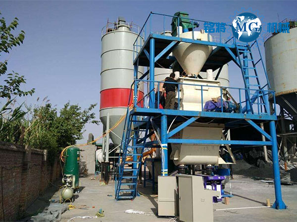 膩?zhàn)臃酆驼媸崮芊裢ㄓ茫? /> 
</p>
　　<strong>一是結(jié)構(gòu)</strong><br />
　　首先，質(zhì)地較粘的是真石漆，多用于外墻裝飾。膩?zhàn)臃凼且苑勰?、石膏粉、羧甲基纖維粉、緩凝劑、增稠劑等為原料制成的室內(nèi)裝飾涂料。就原材料而言，它們是不同的。因此，在生產(chǎn)過(guò)程中，如果設(shè)備混用，會(huì)影響產(chǎn)品質(zhì)量。因此，不可能使用通用設(shè)備。<br />
　　<strong>二是生產(chǎn)方式</strong><br />
　　膩?zhàn)臃酆驼媸岬纳a(chǎn)方法也有許多不同。真石漆攪拌機(jī)不需要高速旋轉(zhuǎn)，膩?zhàn)臃凵a(chǎn)速度快，自動(dòng)化程度高。<br />
　　<strong>三是設(shè)備</strong><br />
　　就設(shè)備而言，真石漆攪拌機(jī)和膩?zhàn)臃蹟嚢铏C(jī)是不同的。攪拌機(jī)出口較大，這與石漆的粘度有關(guān)。膩?zhàn)臃蹟嚢铏C(jī)的出口比真石漆攪拌機(jī)的出口小得多。<br />
　　不同的生產(chǎn)設(shè)備使用不同的材料。對(duì)于制造商來(lái)說(shuō)，用某些設(shè)備制造產(chǎn)品是不容易的。同時(shí)，還要保證產(chǎn)品質(zhì)量。真石漆攪拌機(jī)和膩?zhàn)臃蹟嚢铏C(jī)都不是一般的設(shè)備，所以不要用一臺(tái)設(shè)備來(lái)生產(chǎn)兩種材料，以節(jié)省成本。<br />
　　膩?zhàn)臃酆驼媸崮芊裢ㄓ镁褪且陨系膬?nèi)容了，相信你對(duì)這個(gè)問(wèn)題的答案已經(jīng)有所了解，如果想要了解更多干粉砂漿行業(yè)的資訊，請(qǐng)關(guān)注我們。<br />
                </div>

                <div   id=