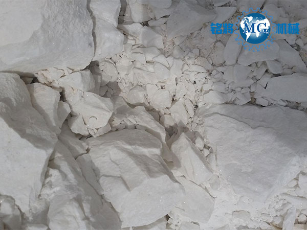 膩?zhàn)臃酆褪喾鄣膮^(qū)別，分辨膩?zhàn)臃酆褪喾鄣姆椒? /> 
</p>
　　<strong>膩?zhàn)臃酆褪喾鄣膮^(qū)別</strong><br />
　　1、顏色：首先石膏粉的顏色一般是灰白色，然后光澤度不高，有點(diǎn)暗。相反，膩?zhàn)臃鄣念伾旧鲜茄┌椎?，而且很有光澤?br />
　　2、手感：從手感上來區(qū)分，石膏粉一般比較粗糙，而且有顆粒感。相反，膩?zhàn)臃蹠容^細(xì)，有滑溜的感覺。<br />
　　3、取樣水：石膏粉和膠水或漿糊這些很稠的液體可以攪拌。石膏粉與水混合后很快就會變硬。膩?zhàn)臃酆唵蔚枚?，只需加水?dāng)嚢瑁粫不?br />
<p>
	　　4、取樣墻面：干墻面，如果是使用石膏粉的墻面，一般會有點(diǎn)發(fā)黃，不利于膩?zhàn)?。使用膩?zhàn)臃鄣膲γ鏁祝胰菀啄佔(zhàn)印?
</p>
<p style=