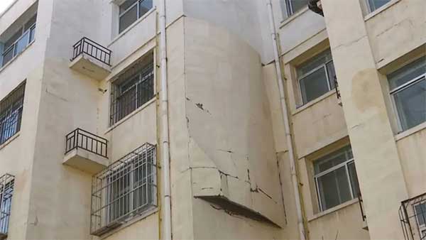 一場大風(fēng)過后，銀川一小區(qū)外墻保溫層大面積脫落！