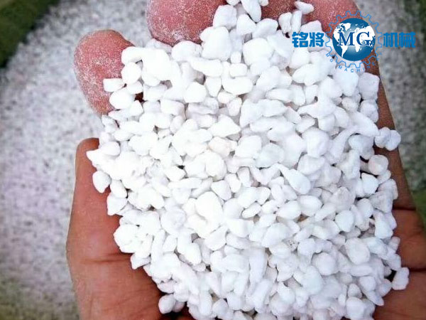 保溫砂漿廠家如何鑒別珍珠巖和?；⒅? /> 
</p>
　　<strong>珍珠巖和玻化微珠相同點(diǎn)</strong><br />
　　1、首先兩者生產(chǎn)原料相同，都是用珍珠砂，化學(xué)成分一致，物理性能有別，珍珠巖用珍珠砂外觀不規(guī)則，?；⒅橛谜渲樯巴庥^規(guī)則呈球狀。<br />
　　2、其次兩者防火等級相同，都是A1級防火材料。<br />
<p>
	　　3、兩者結(jié)構(gòu)上有一定相似性，都具備一定的微孔，因此都具備保溫、隔熱、吸聲等特性。
</p>
<p style=