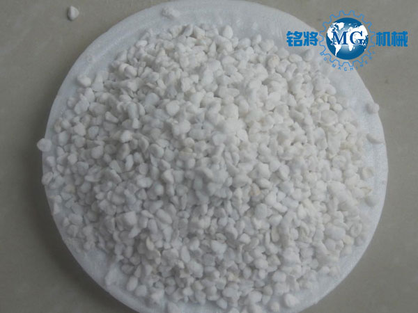 保溫砂漿廠家如何鑒別珍珠巖和?；⒅? /> 
</p>
　　<strong>珍珠巖和?；⒅椴煌c(diǎn)</strong><br />
　　1、外觀不同：膨脹珍珠巖外觀呈片狀，不規(guī)則，像玻璃碎片狀，?；⒅橥庥^呈球狀，規(guī)則，顆粒均勻，像鵝卵石經(jīng)過打磨。<br />
　　2、生產(chǎn)工藝不同：膨脹珍珠巖是由煤氣發(fā)生爐用天然氣加熱膨脹而成，而玻化微珠是由電爐用電?；?。<br />
　　3、吸水率不同：?；⒅槲?，膨脹珍珠巖吸水率很大。<br />
　　4、強(qiáng)度不一樣：膨脹珍珠巖強(qiáng)度低，易損耗，容重在70-100kgm3；?；⒅閺?qiáng)度高，損耗少，容重在110-130kgm3。<br />
<p>
	　　5、用途不同：玻化微珠主要用在外墻保溫上，膨脹珍珠巖主要用在屋面及樓面保溫上。
</p>
<p style=