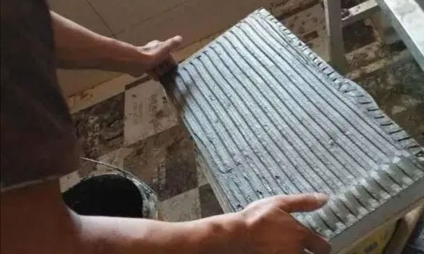 40年經(jīng)驗的瓦工師傅，為你講解瓷磚膠里為什么不要加膩子粉？